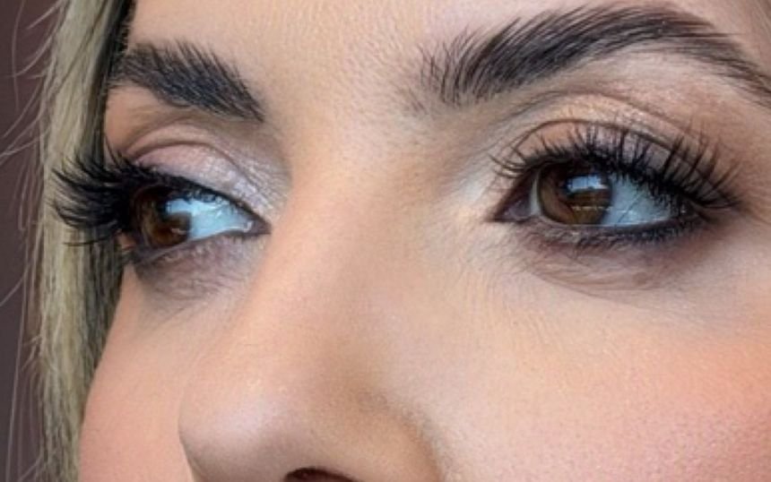 Olhar em destaque com maquiagem nos olhos