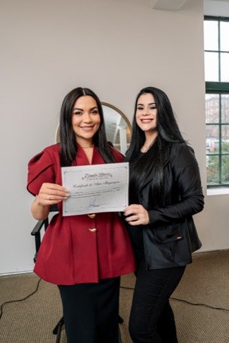 Danila Ribeiro com uma aluna e o certificado
